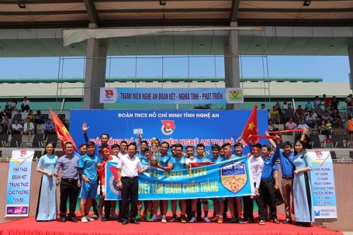 FC Anh Sơn xuất sắc giành cúp vô địch giải bóng đá Thanh niên Nghệ An tại Hà Nội lần thứ nhất năm 2018